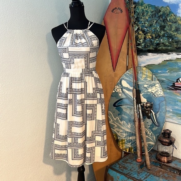 Storee, Adorable Cross Back,Halter-Style Geo Designed Dress, Excellent Condition - Picture 4 of 9